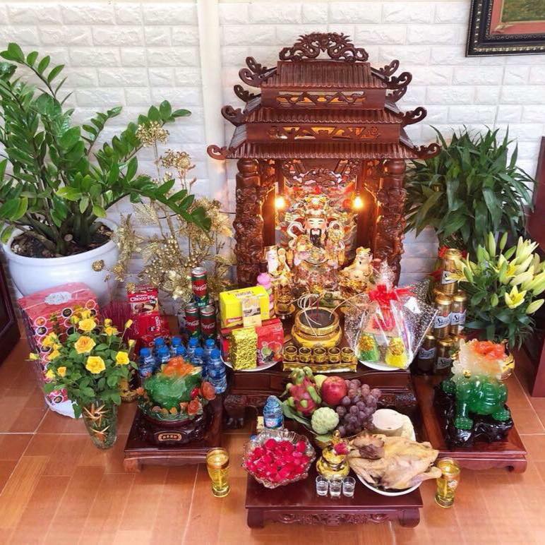 Hãy trang trí bàn Thần Tài Tết 2024 với những đồ trang sức và bánh kẹo sang trọng, đem lại niềm vui và may mắn cho gia đình trong năm mới.